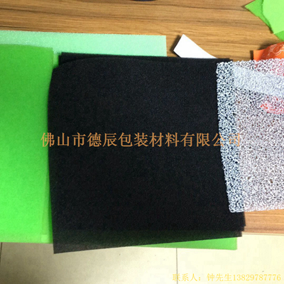 過濾海綿也稱網(wǎng)狀海綿，爆破海綿。聚氨酯過濾海綿由普通開孔軟泡高溫爆破開孔加工而成，爆破除掉了泡沫網(wǎng)絡(luò)之間原有的氣泡膜，得到了主體骨架網(wǎng)狀結(jié)構(gòu)。
過濾海綿的空隙率高達(dá)97%，具有優(yōu)異的透氣性、良好的柔軟性和較高的機(jī)械強(qiáng)度。
