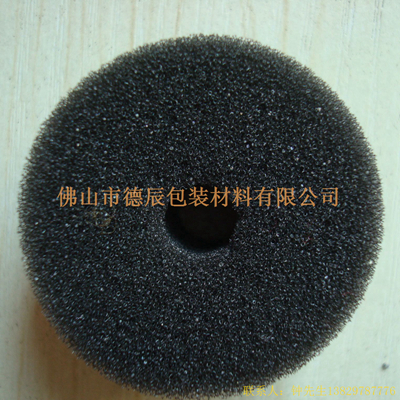 過濾海綿也稱網(wǎng)狀海綿，爆破海綿。聚氨酯過濾海綿由普通開孔軟泡高溫爆破開孔加工而成，爆破除掉了泡沫網(wǎng)絡(luò)之間原有的氣泡膜，得到了主體骨架網(wǎng)狀結(jié)構(gòu)。
過濾海綿的空隙率高達(dá)97%，具有優(yōu)異的透氣性、良好的柔軟性和較高的機械強度。
